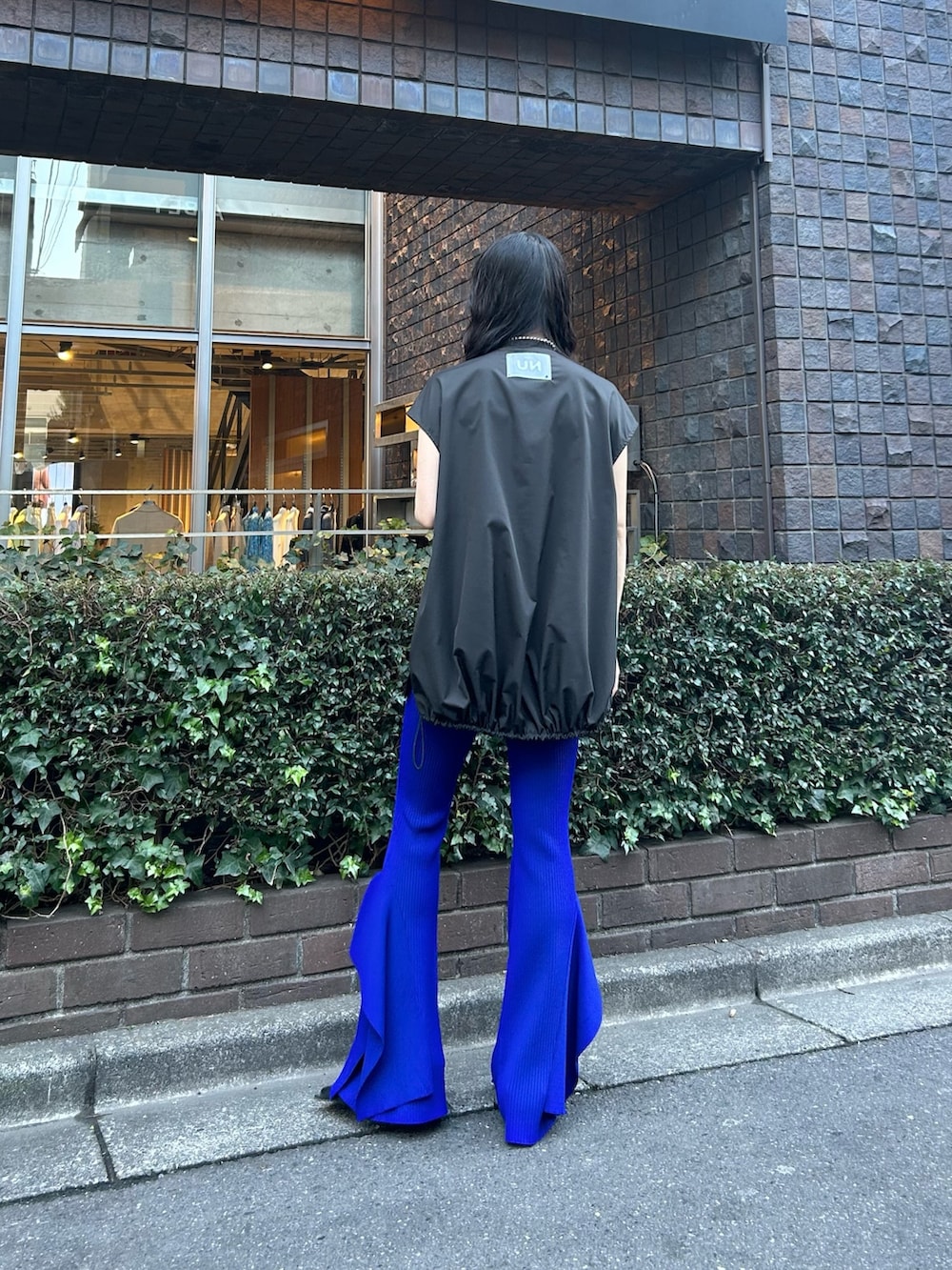 ブルー系のその他パンツ、ブラック系のTシャツ/カットソー、ブラック系のパンプスを着用したレディースの春コーディネートの3枚目の写真