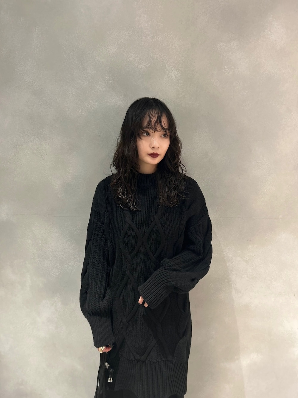 その他のブーツ、その他のショルダーバッグ、ブラック系のワンピースを着用したレディースの秋コーディネートの3枚目の写真