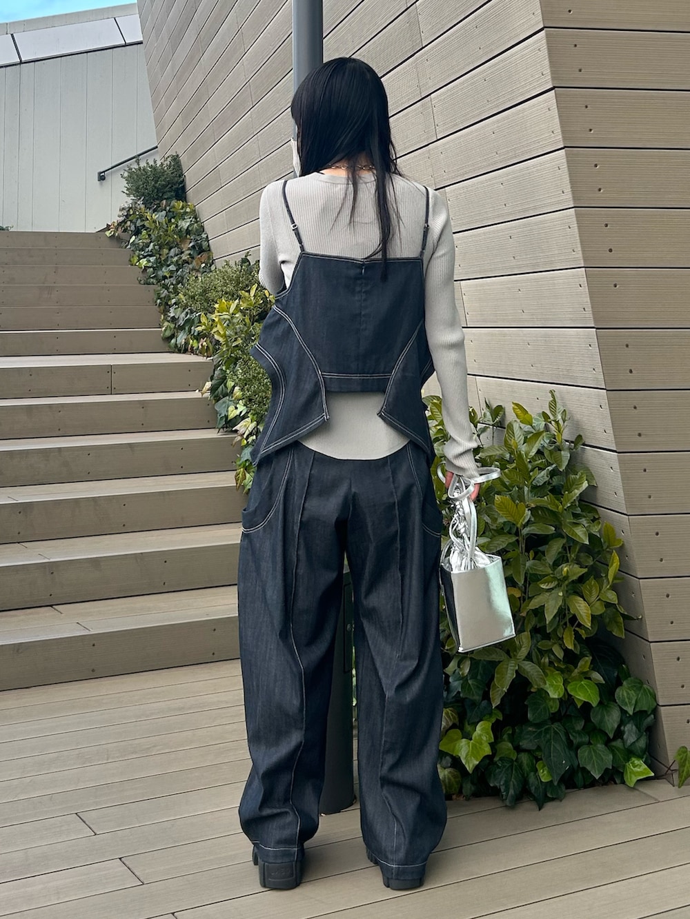 ブルー系のキャミソール、ブルー系のその他パンツ、シルバー系のショルダーバッグを着用したレディースの冬コーディネートの3枚目の写真