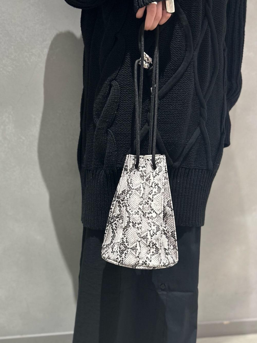 その他のブーツ、その他のショルダーバッグ、ブラック系のワンピースを着用したレディースの秋コーディネートの6枚目の写真