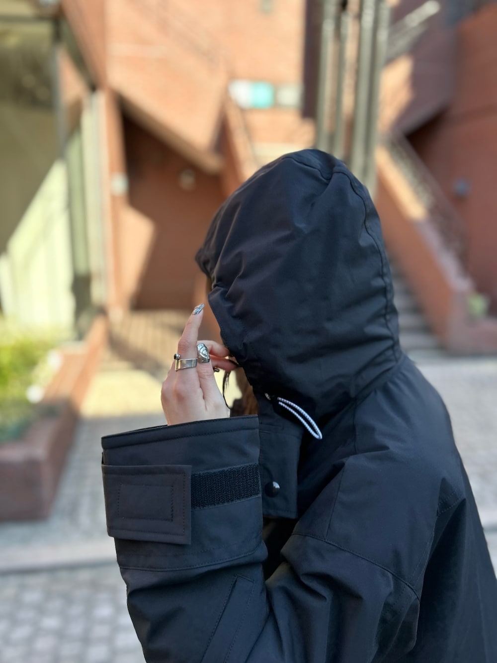 ブラック系のローファー、ブラック系のその他パンツ、ブラック系のその他アウターを着用したレディースの冬コーディネートの5枚目の写真