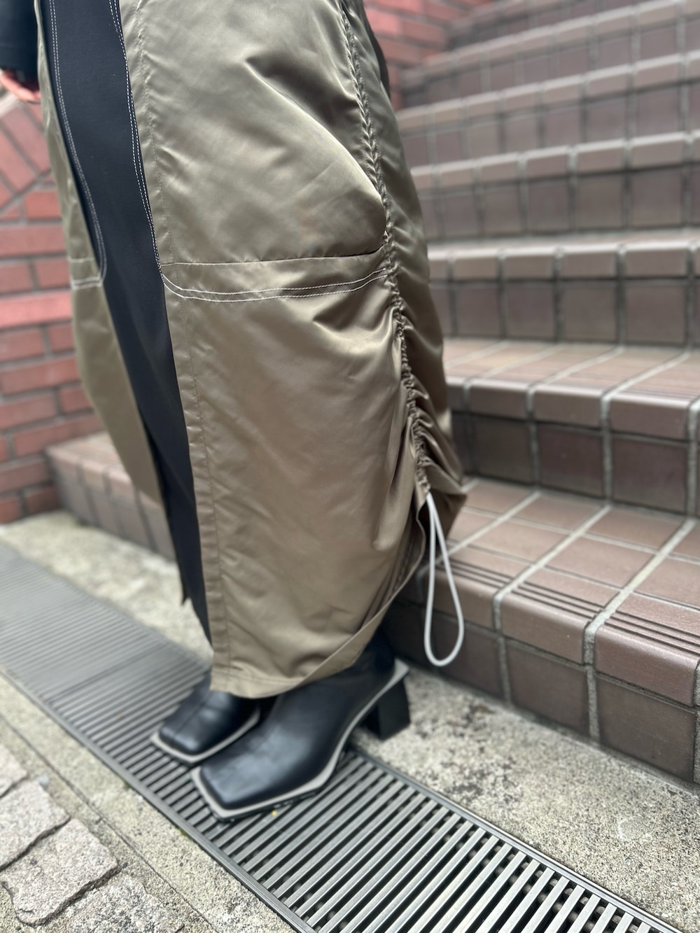 その他のワンピース、ブラック系のブーツを着用したレディースの秋コーディネートの6枚目の写真