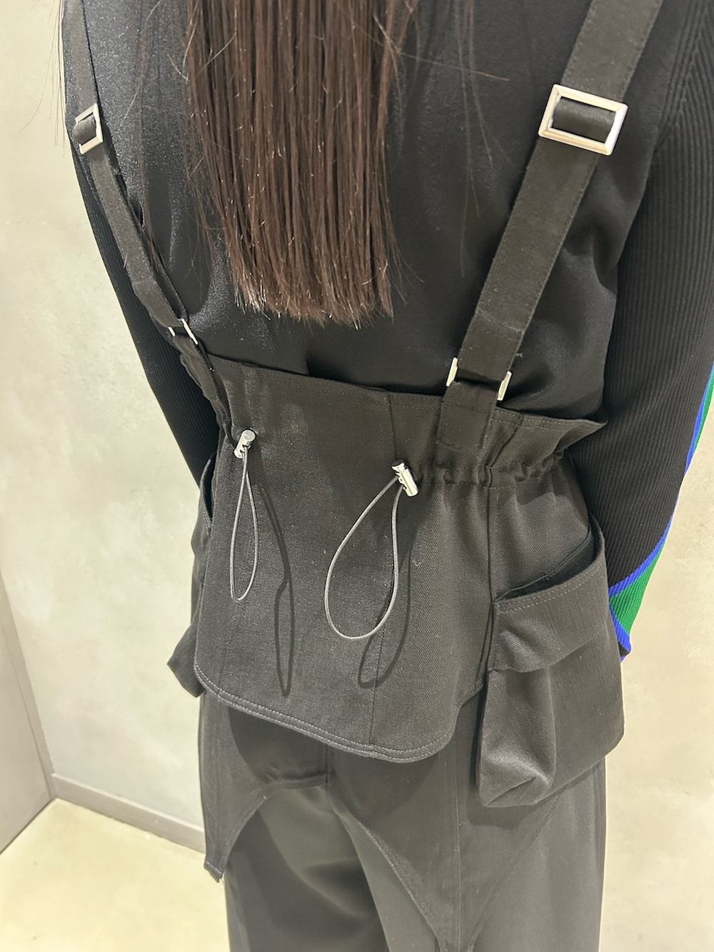 ブラック系のニット/セーター、ブラック系のその他パンツ、ブラック系のベルトを着用したレディースの冬コーディネートの7枚目の写真