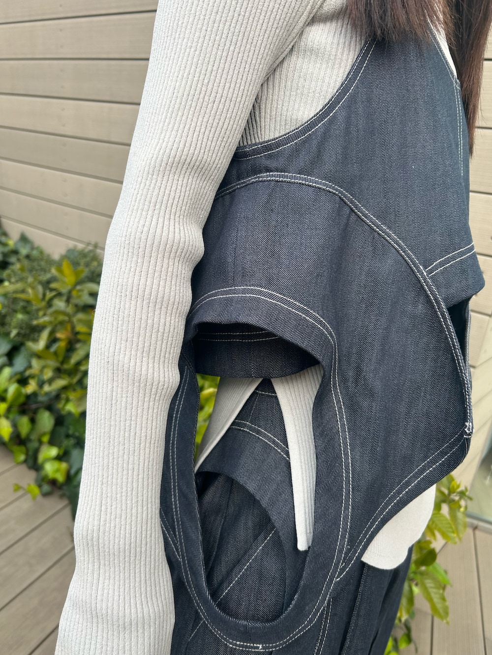 ブルー系のキャミソール、ブルー系のその他パンツ、シルバー系のショルダーバッグを着用したレディースの冬コーディネートの7枚目の写真