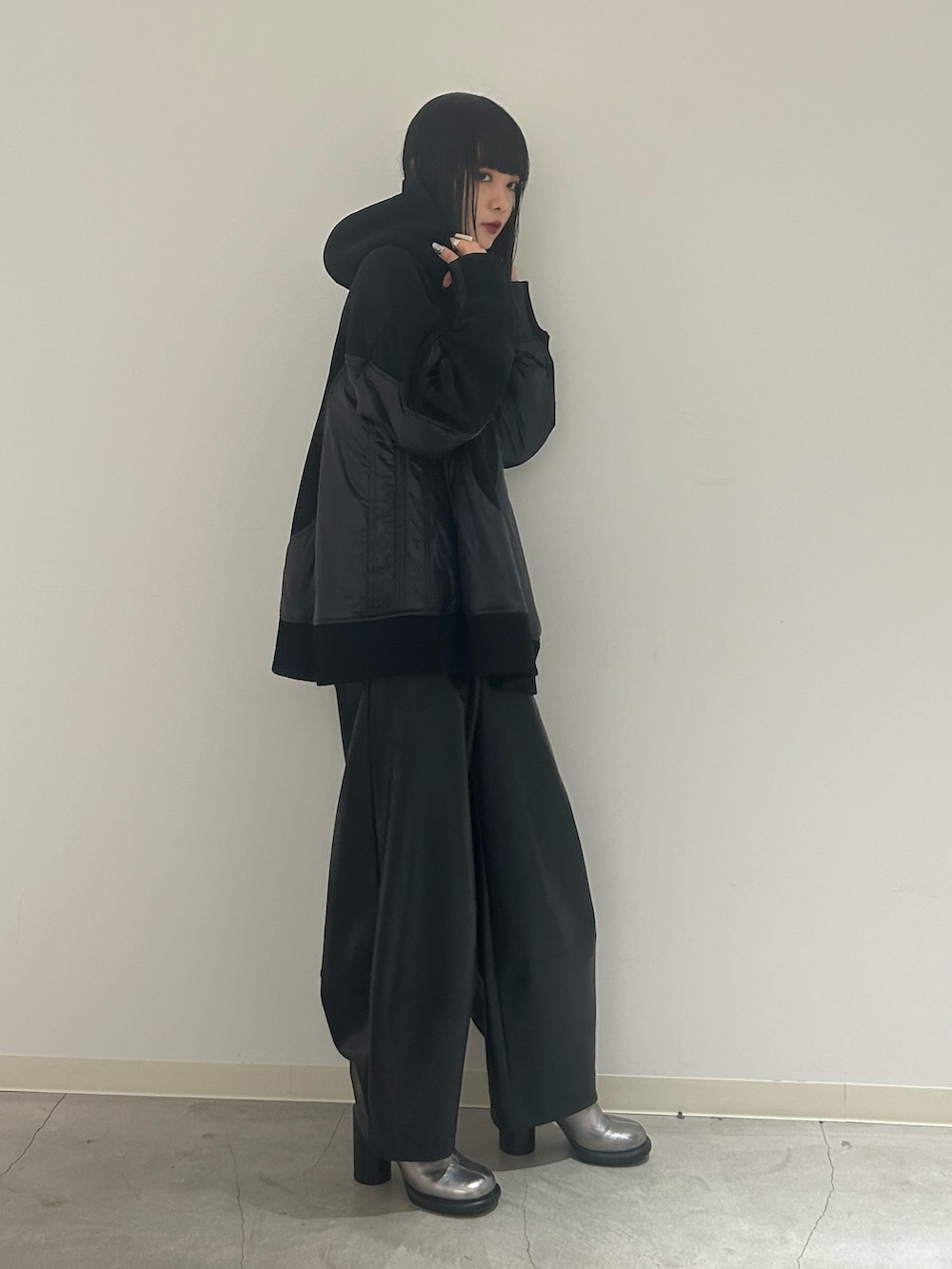 ブラック系のパーカー、ブラック系のその他パンツ、シルバー系のブーツを着用したレディースの秋コーディネートの3枚目の写真