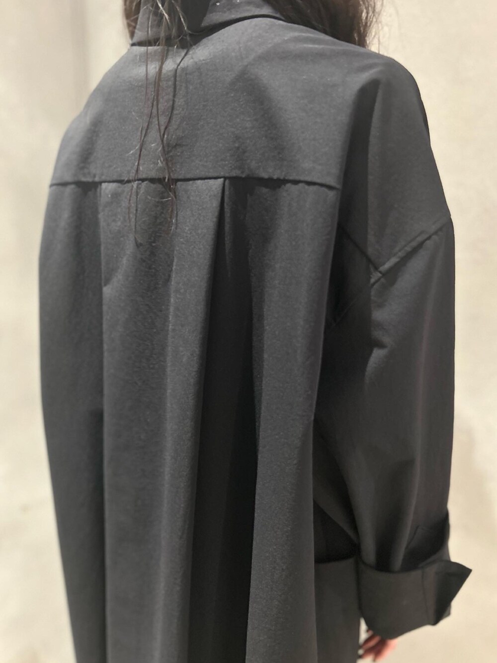 ブラック系のワンピース、レッド系のスカート、シルバー系のブーツを着用したレディースの冬コーディネートの8枚目の写真