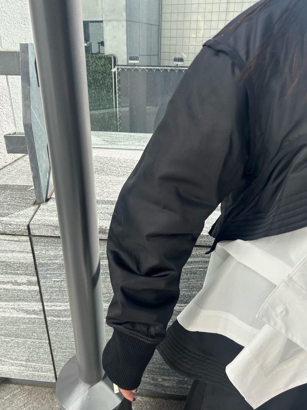 ホワイト系のシャツ/ブラウス、ブラック系のMA-1、ブラック系のスカートを着用したレディースの冬コーディネートの6枚目の写真