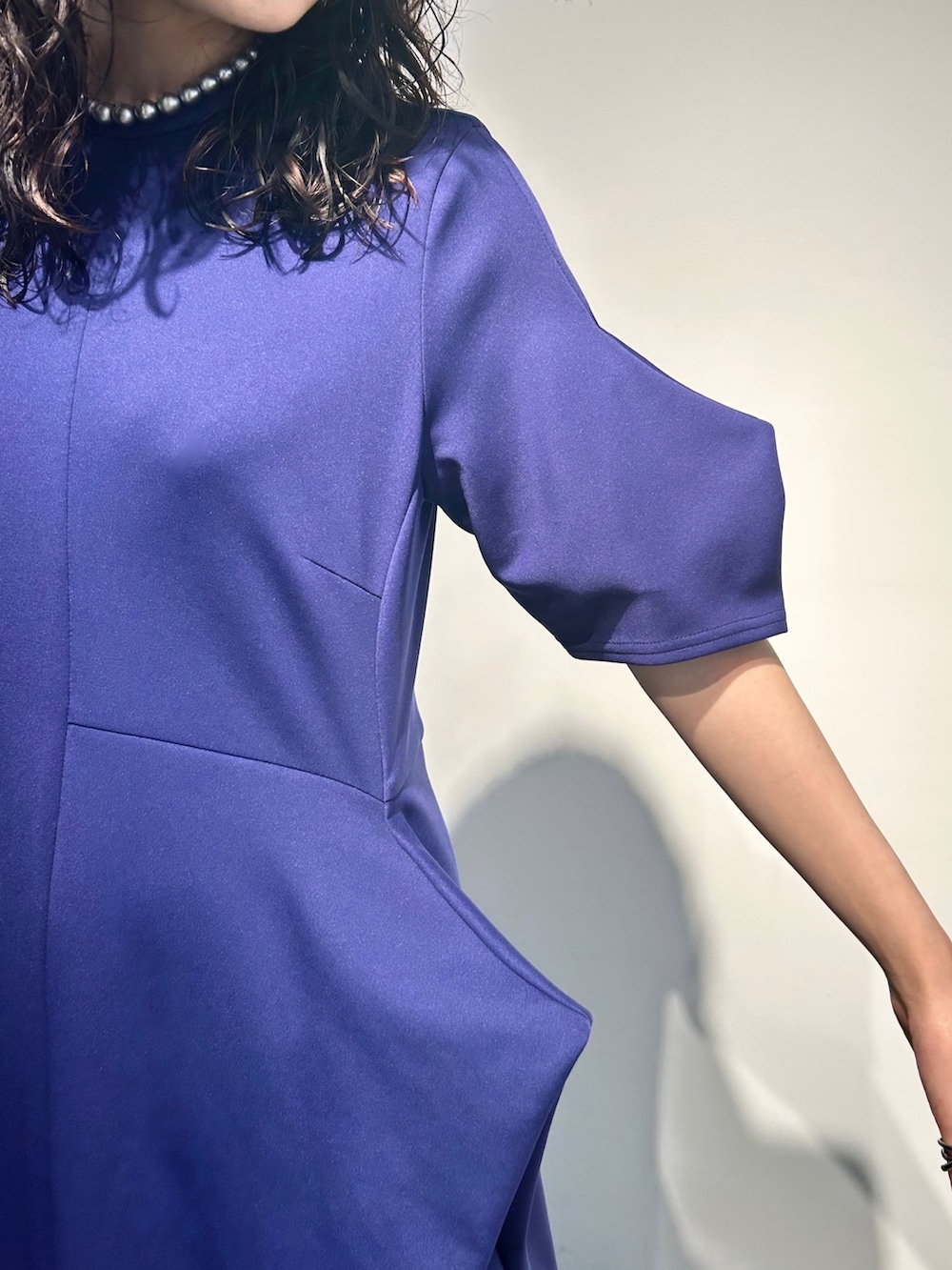 ブルー系のワンピース、ブラック系のブーツを着用したレディースの夏コーディネートの4枚目の写真