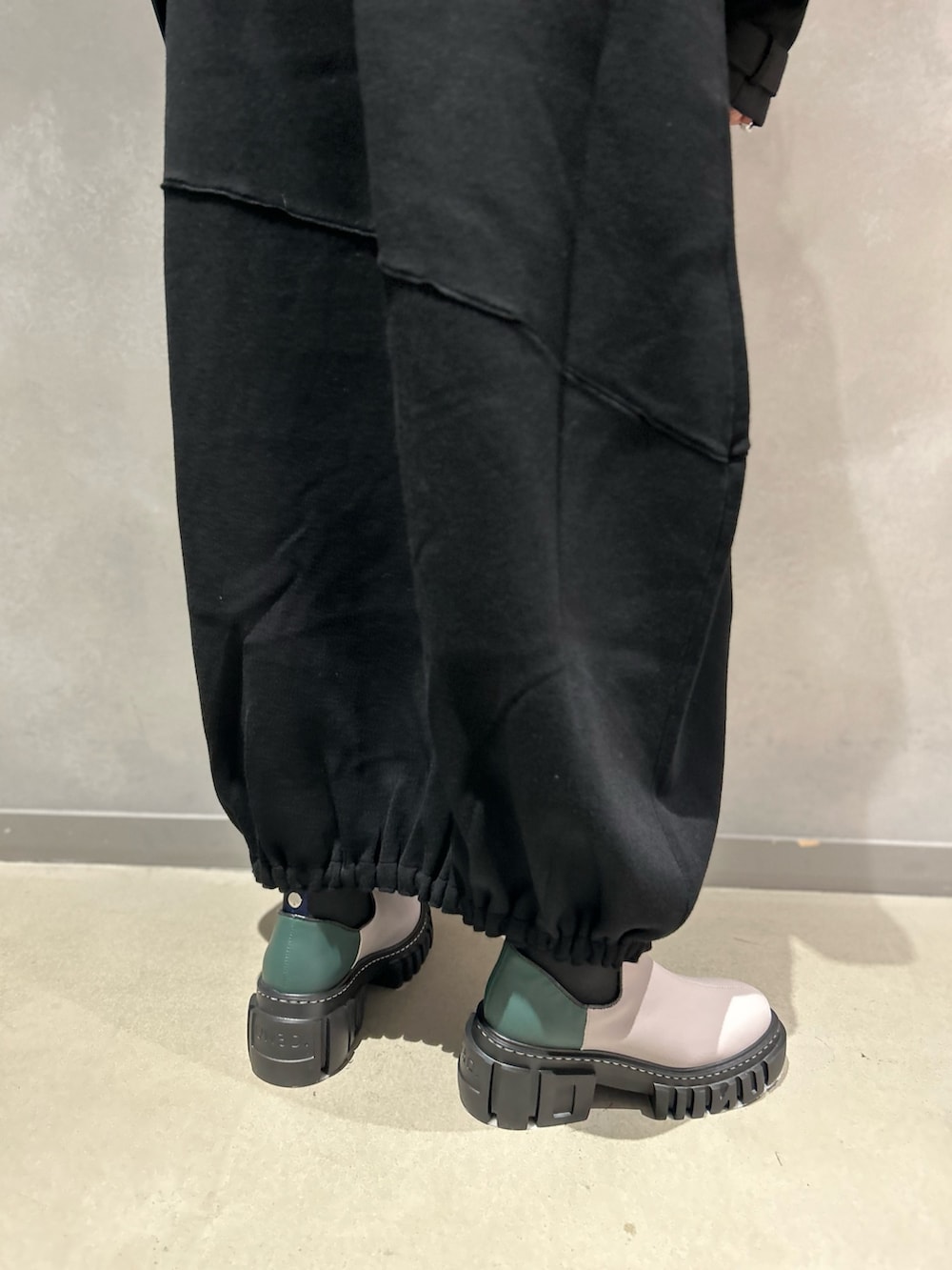 ブラック系のブルゾン、ブラック系のワンピース、その他のブーツを着用したレディースの秋コーディネートの8枚目の写真