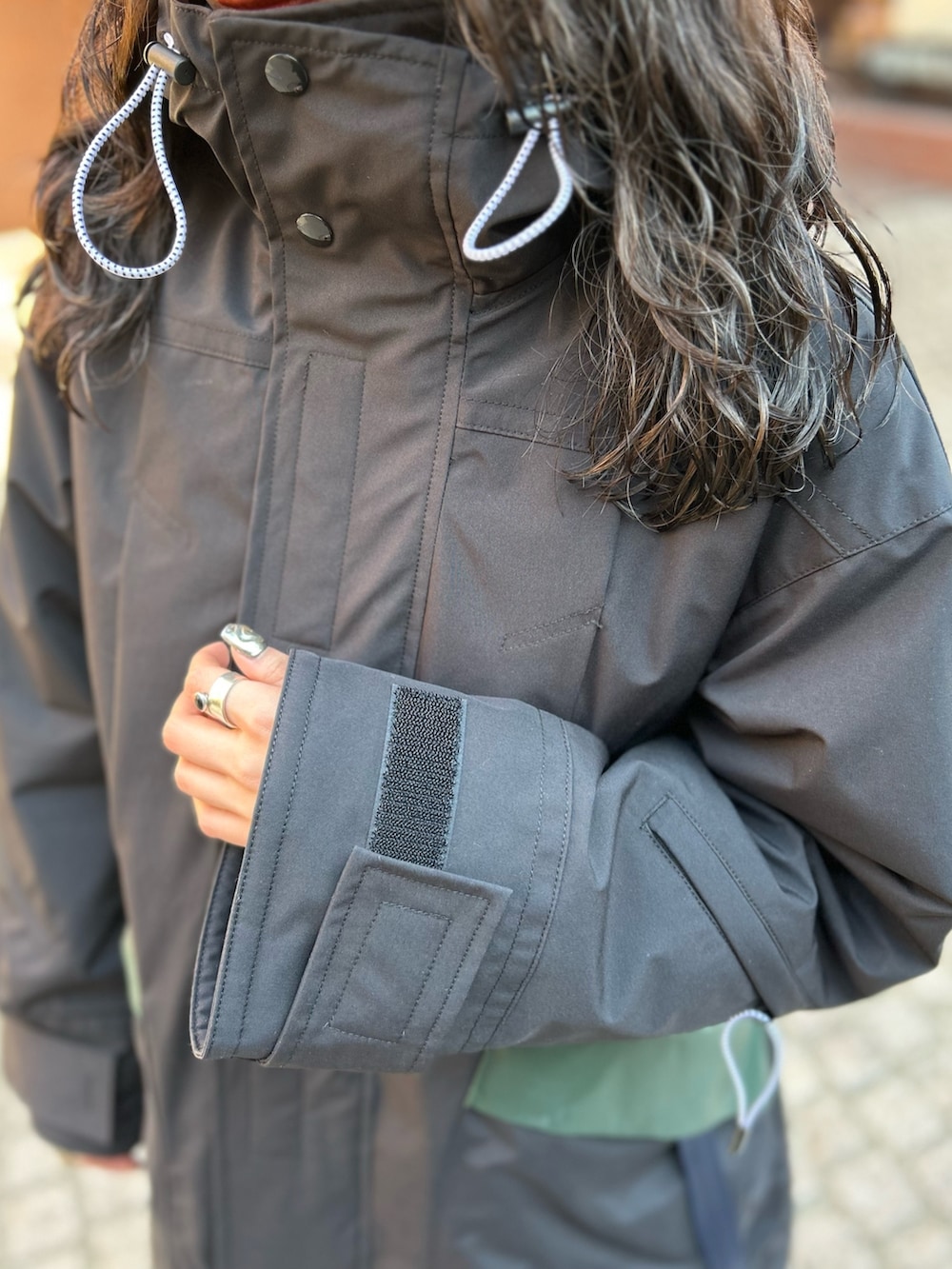 ブラック系のローファー、ブラック系のその他パンツ、ブラック系のその他アウターを着用したレディースの冬コーディネートの7枚目の写真