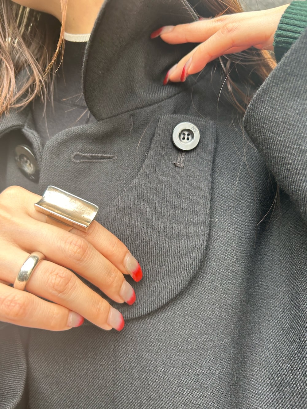 ブラック系のステンカラーコート、ブラック系のブーツを着用したレディースの秋コーディネートの5枚目の写真