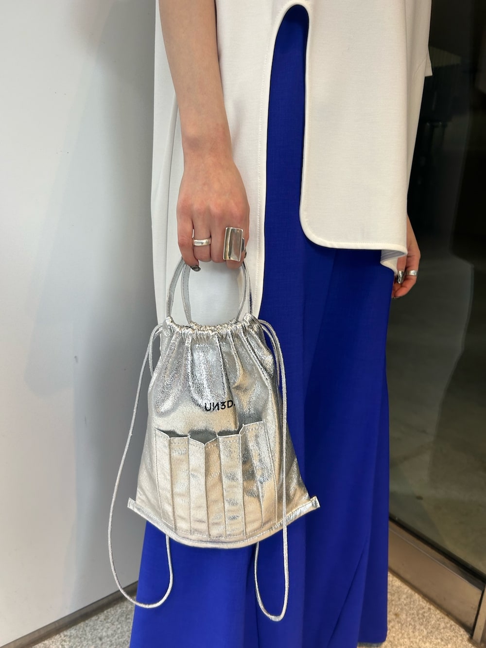 ホワイト系のTシャツ/カットソー、ブラック系のパンプス、ブルー系のその他パンツを着用したレディースの冬コーディネートの8枚目の写真