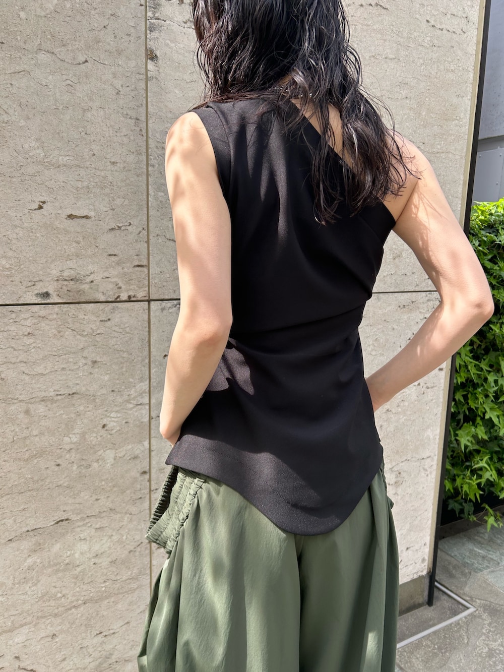 ブラック系のTシャツ/カットソー、グリーン系のその他パンツ、シルバー系のネックレスを着用したレディースの春コーディネートの5枚目の写真