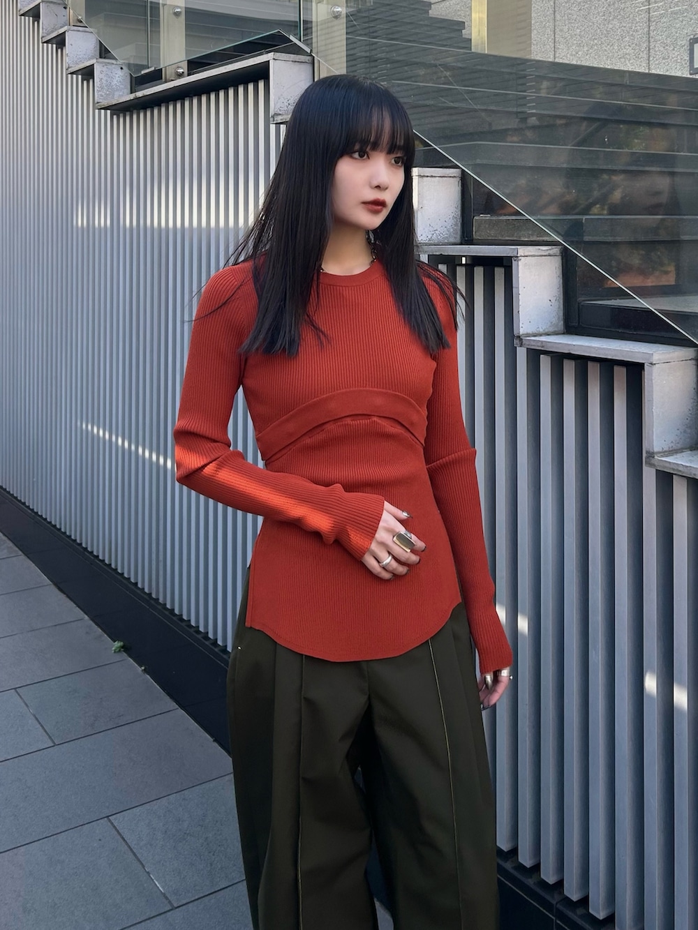 ブラウン系のニット/セーター、グリーン系のその他パンツ、ブラック系のブーツを着用したレディースの冬コーディネートの2枚目の写真