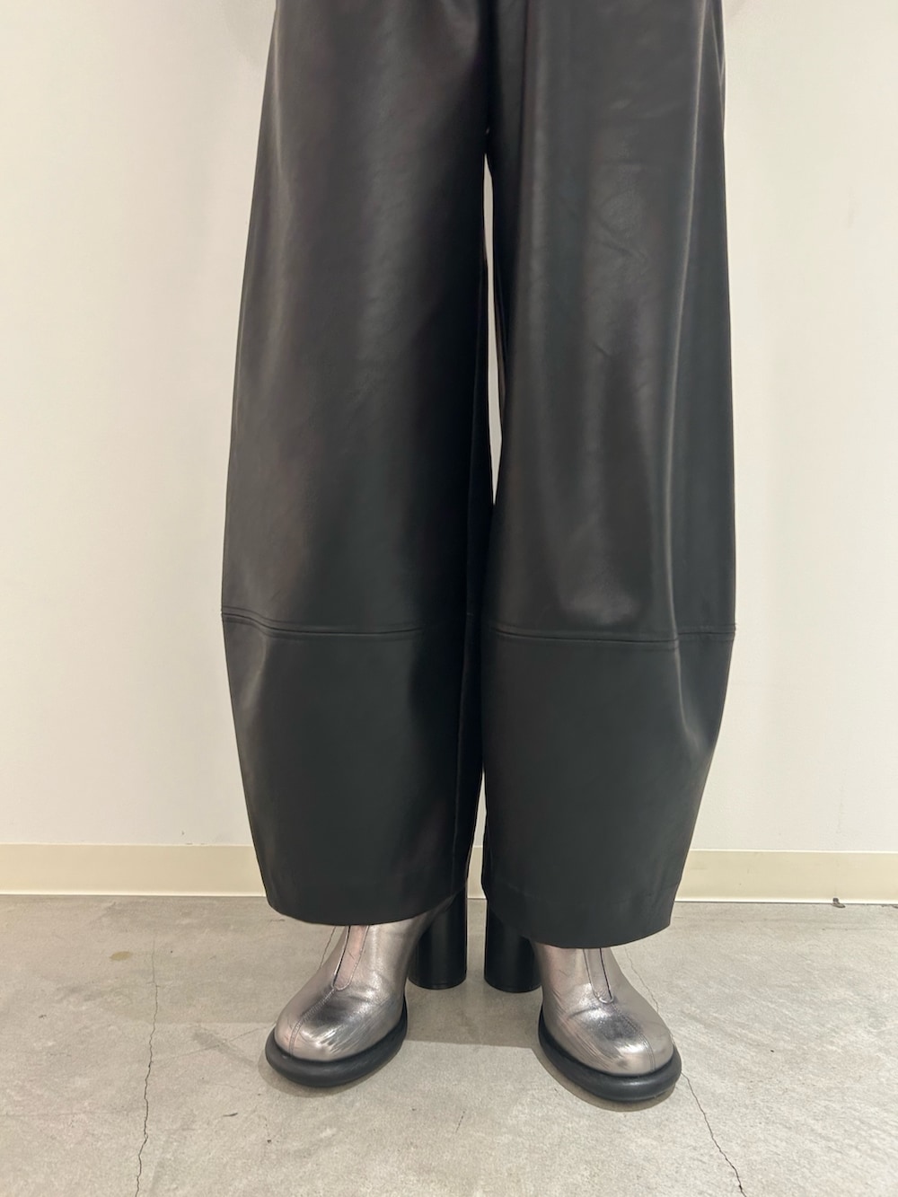 ブラック系のパーカー、ブラック系のその他パンツ、シルバー系のブーツを着用したレディースの秋コーディネートの9枚目の写真