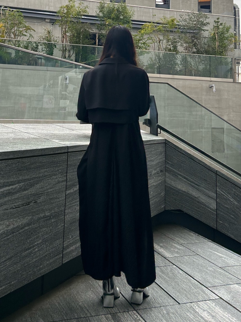 ブラック系のワンピース、ブラック系のテーラードジャケット、シルバー系のブーツを着用したレディースの春コーディネートの3枚目の写真