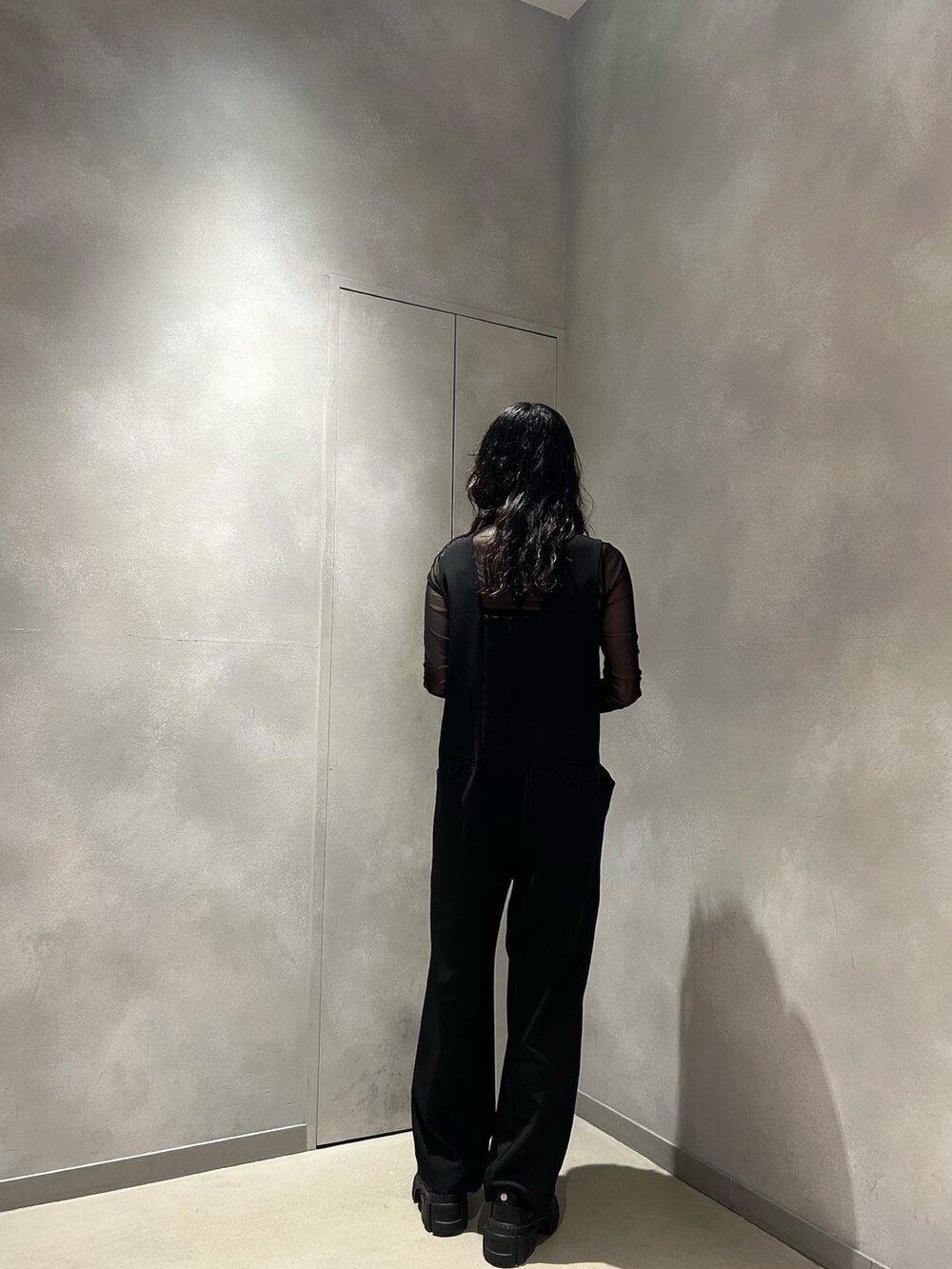 ブラック系のTシャツ/カットソー、ブラック系のつなぎ/オールインワン、ブラック系のローファーを着用したレディースの秋コーディネートの3枚目の写真