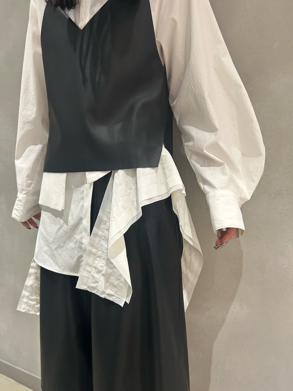 ブラック系のその他パンツ、ホワイト系のシャツ/ブラウス、ブラック系のキャミソールを着用したレディースの秋コーディネートの6枚目の写真