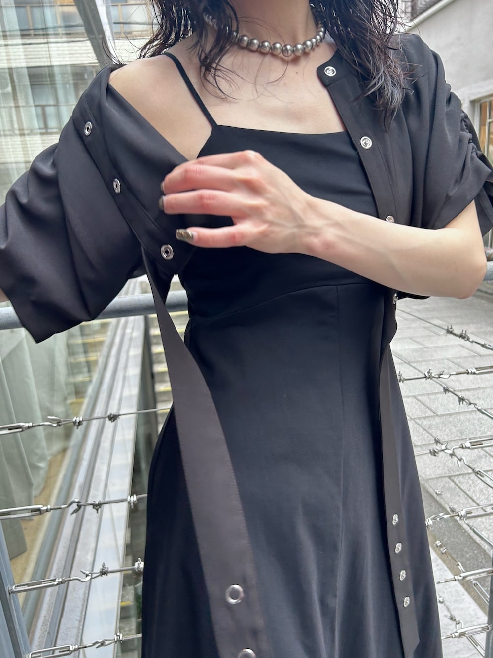 ブラック系のワンピース、ブラック系のシャツ/ブラウス、ブラック系のサンダルを着用したレディースの夏コーディネートの5枚目の写真