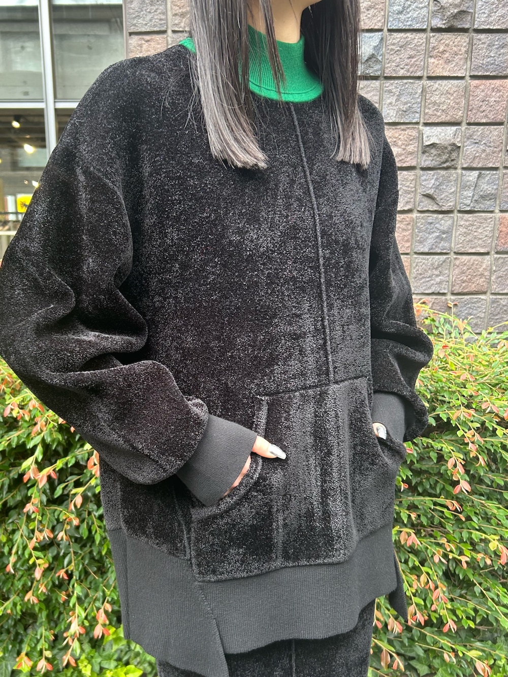 ブラック系のニット/セーター、ブラック系のスカート、ブラック系のローファーを着用したレディースの秋コーディネートの4枚目の写真