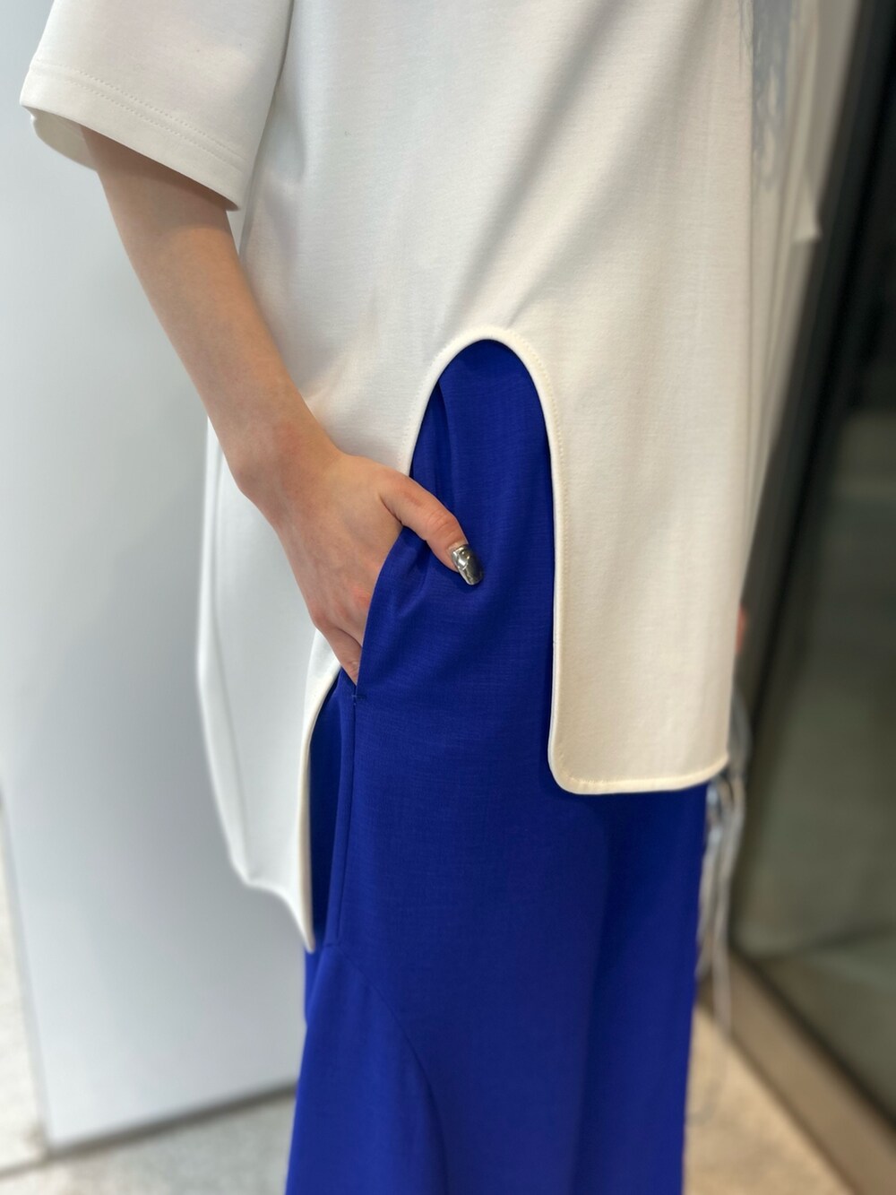 ホワイト系のTシャツ/カットソー、ブラック系のパンプス、ブルー系のその他パンツを着用したレディースの冬コーディネートの5枚目の写真