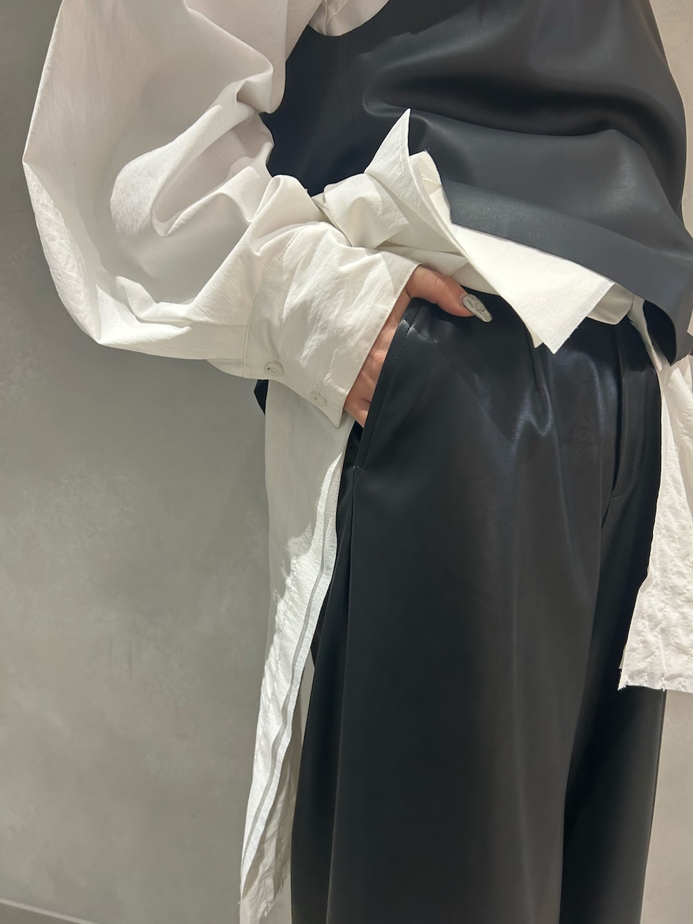 ブラック系のその他パンツ、ホワイト系のシャツ/ブラウス、ブラック系のキャミソールを着用したレディースの秋コーディネートの7枚目の写真