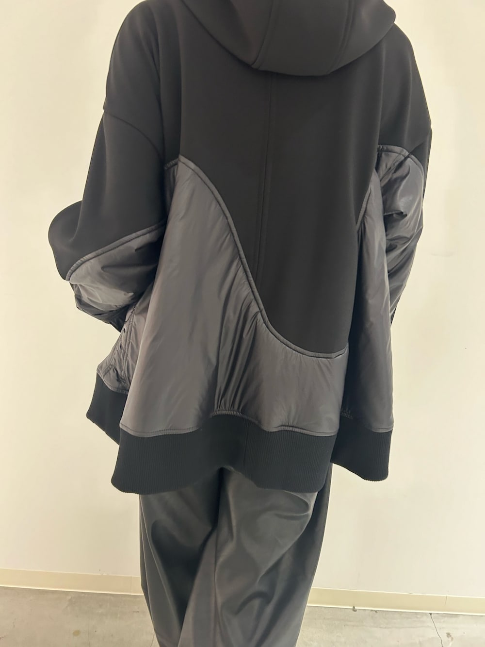 ブラック系のパーカー、ブラック系のその他パンツ、シルバー系のブーツを着用したレディースの秋コーディネートの7枚目の写真