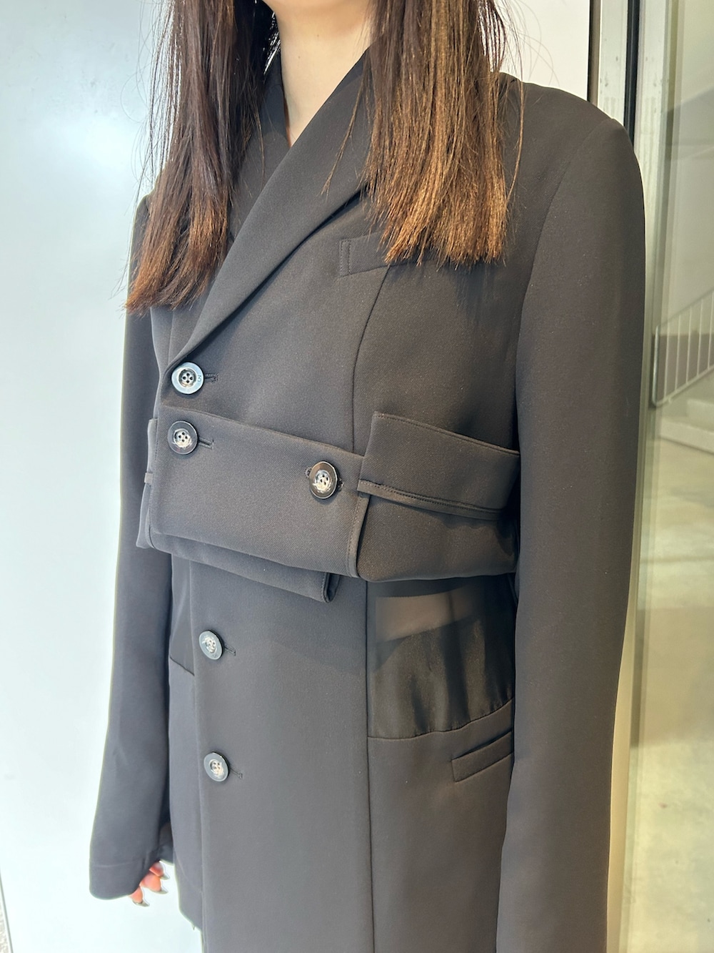 ブラック系のテーラードジャケット、ブラック系のその他アウター、ブラック系のブーツを着用したレディースの冬コーディネートの4枚目の写真