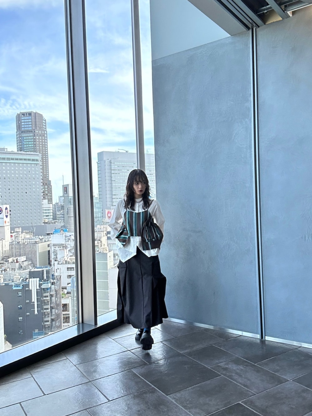 ホワイト系のシャツ/ブラウス、ブラウン系のキャミソール、ブラック系のスカートを着用したレディースの夏コーディネートの2枚目の写真