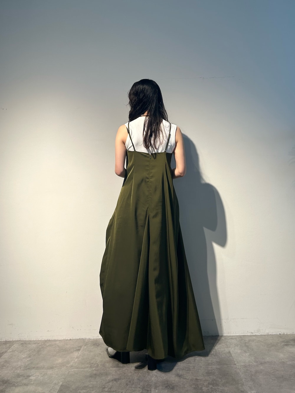 グリーン系のワンピース、ホワイト系のタンクトップ、シルバー系のパンプスを着用したレディースの春コーディネートの3枚目の写真