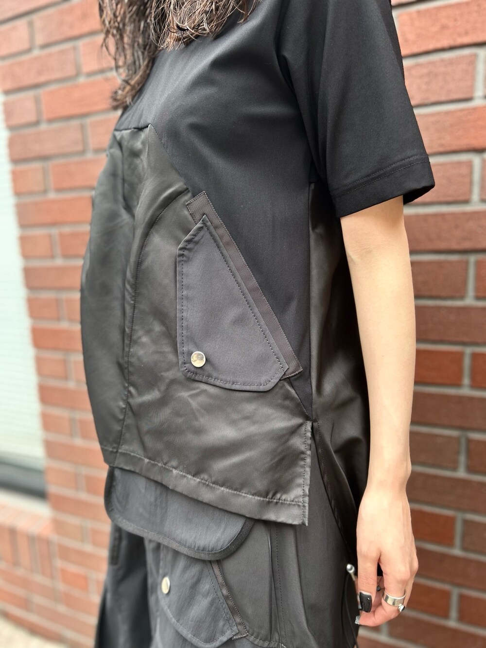 ブラック系のTシャツ/カットソー、ブラック系のスカート、ブラック系のローファーを着用したレディースの秋コーディネートの8枚目の写真