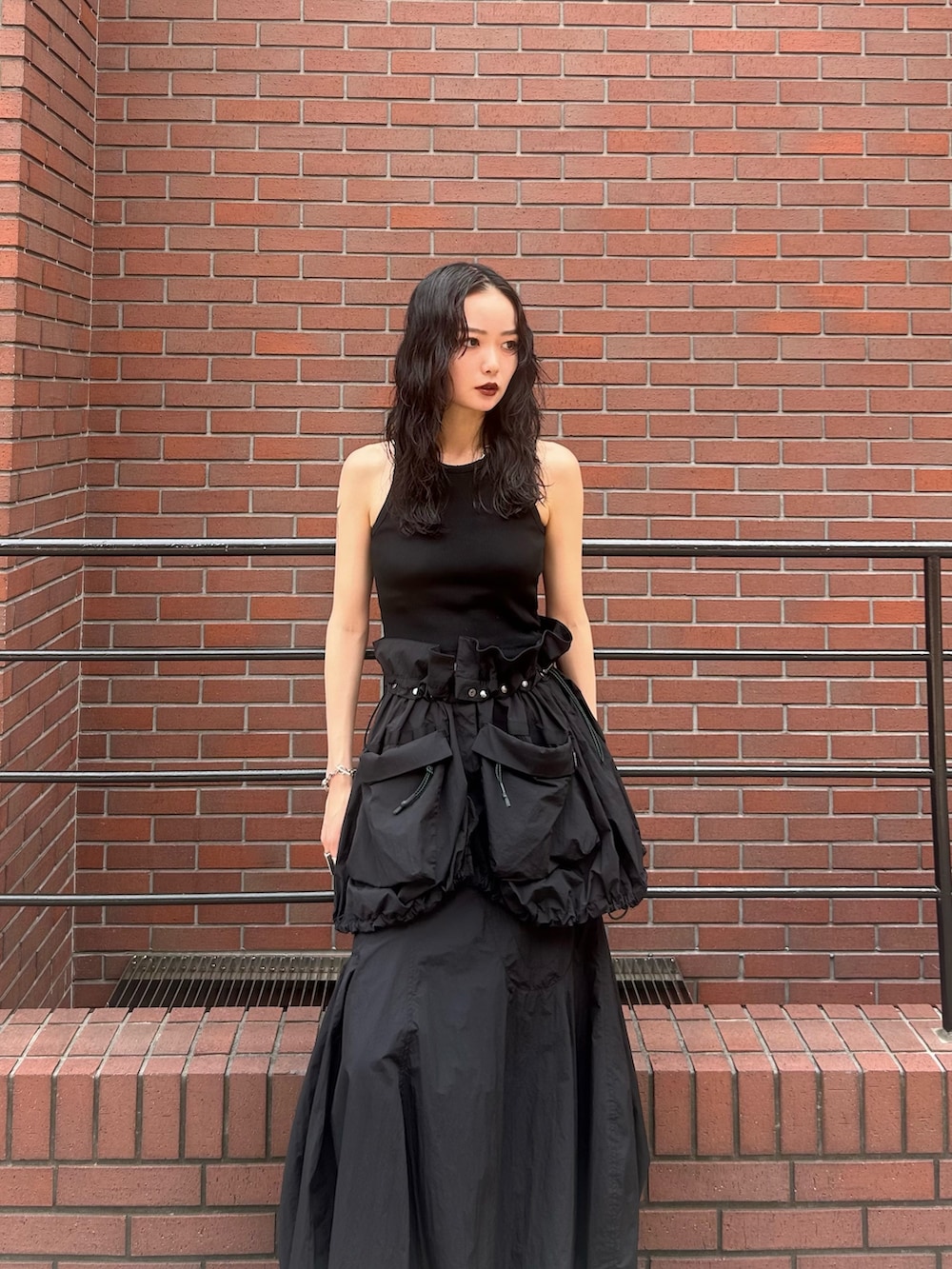 ブラック系のブルゾン、ブラック系のスカートを着用したレディースの夏コーディネートの3枚目の写真