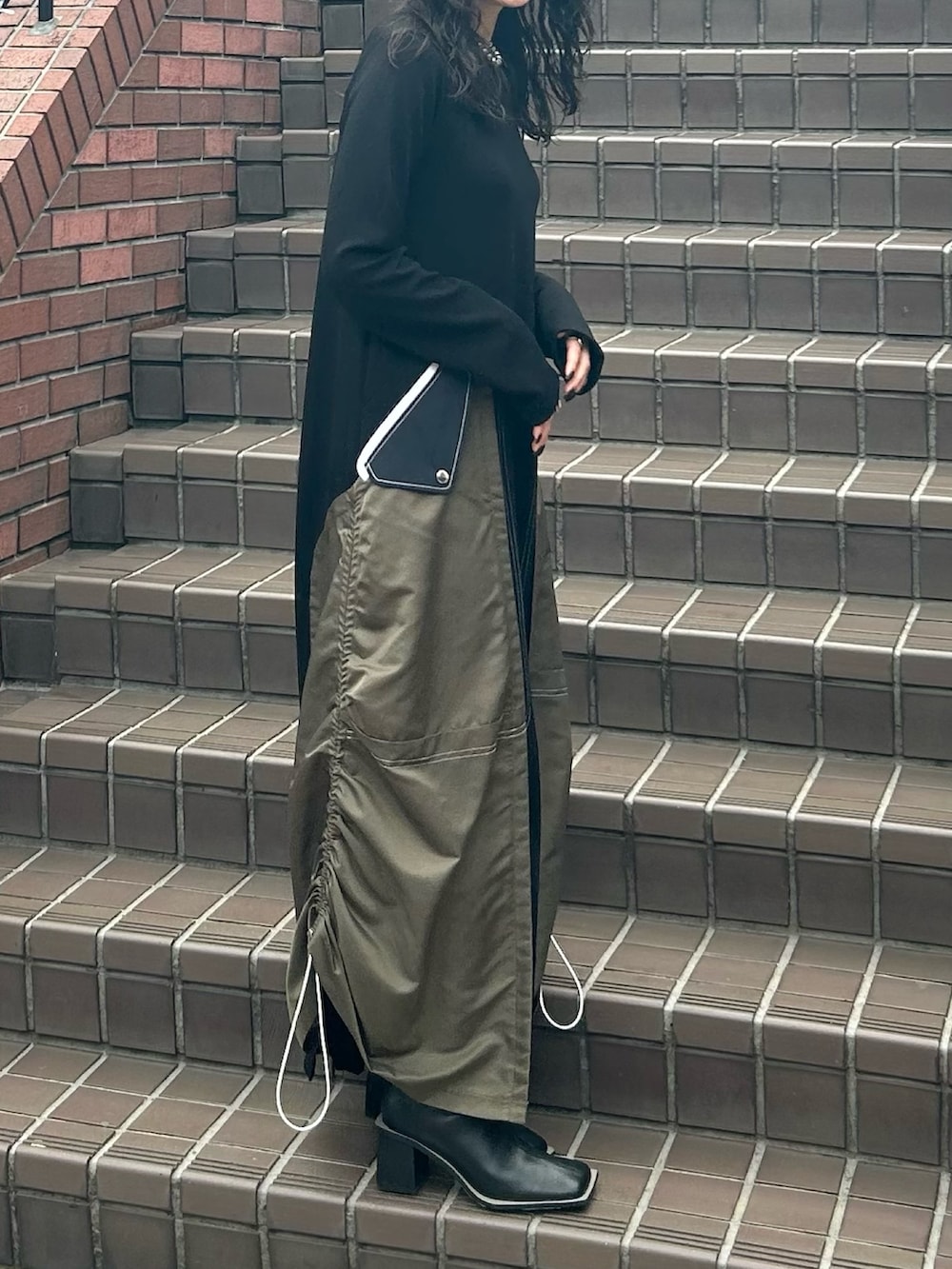 その他のワンピース、ブラック系のブーツを着用したレディースの秋コーディネートの4枚目の写真