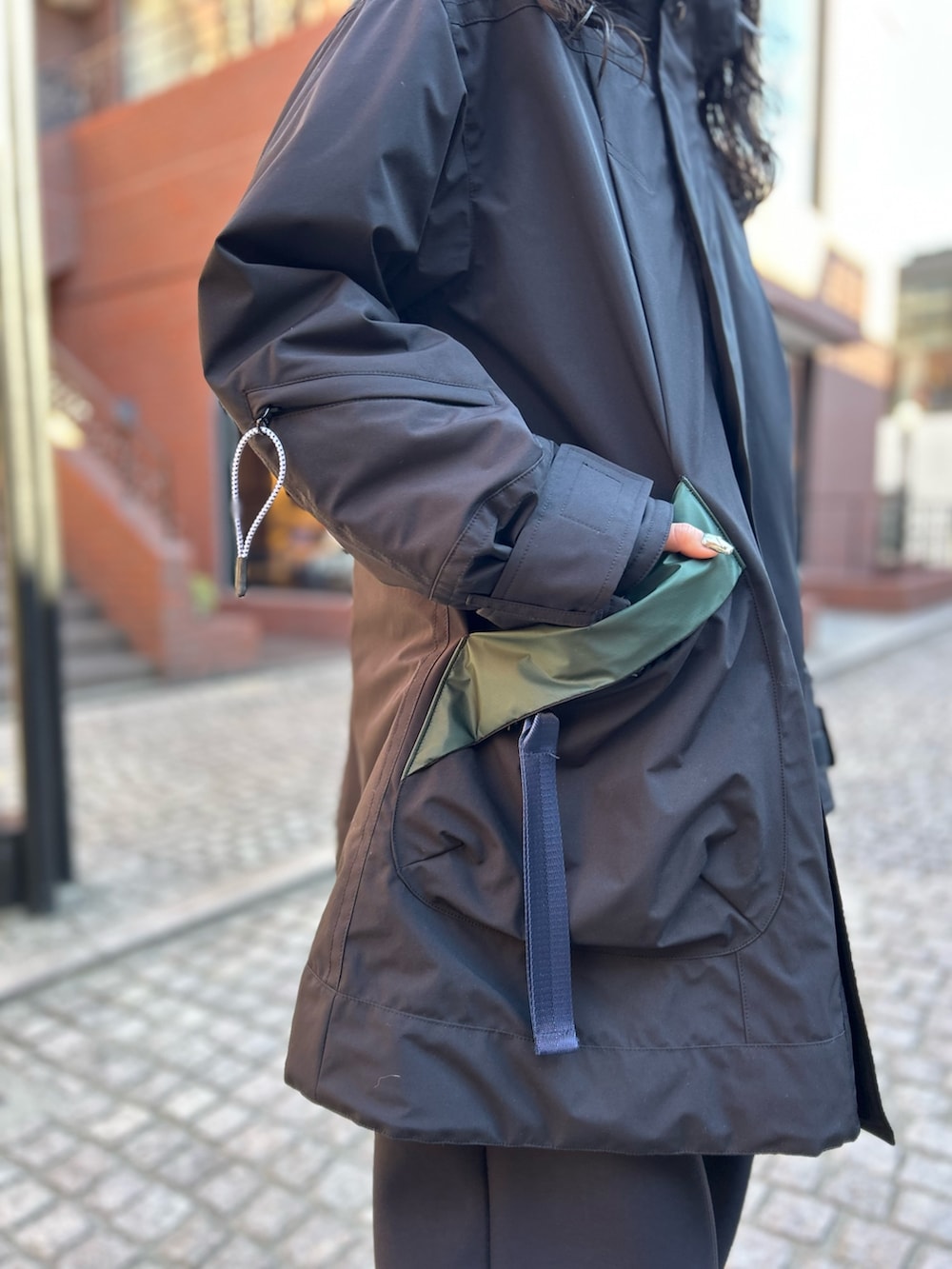 ブラック系のローファー、ブラック系のその他パンツ、ブラック系のその他アウターを着用したレディースの冬コーディネートの8枚目の写真