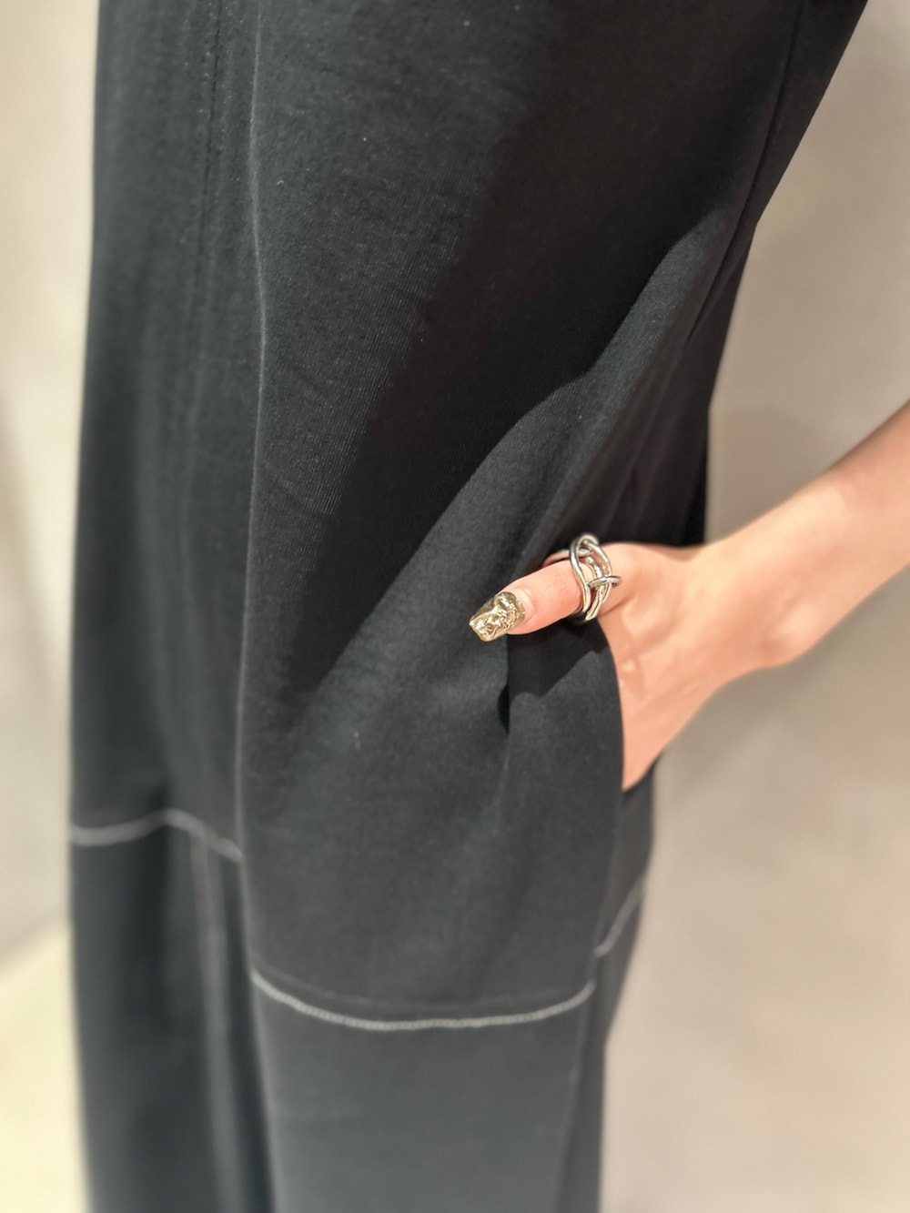 その他のサンダル、ブラック系のワンピースを着用したレディースの夏コーディネートの3枚目の写真