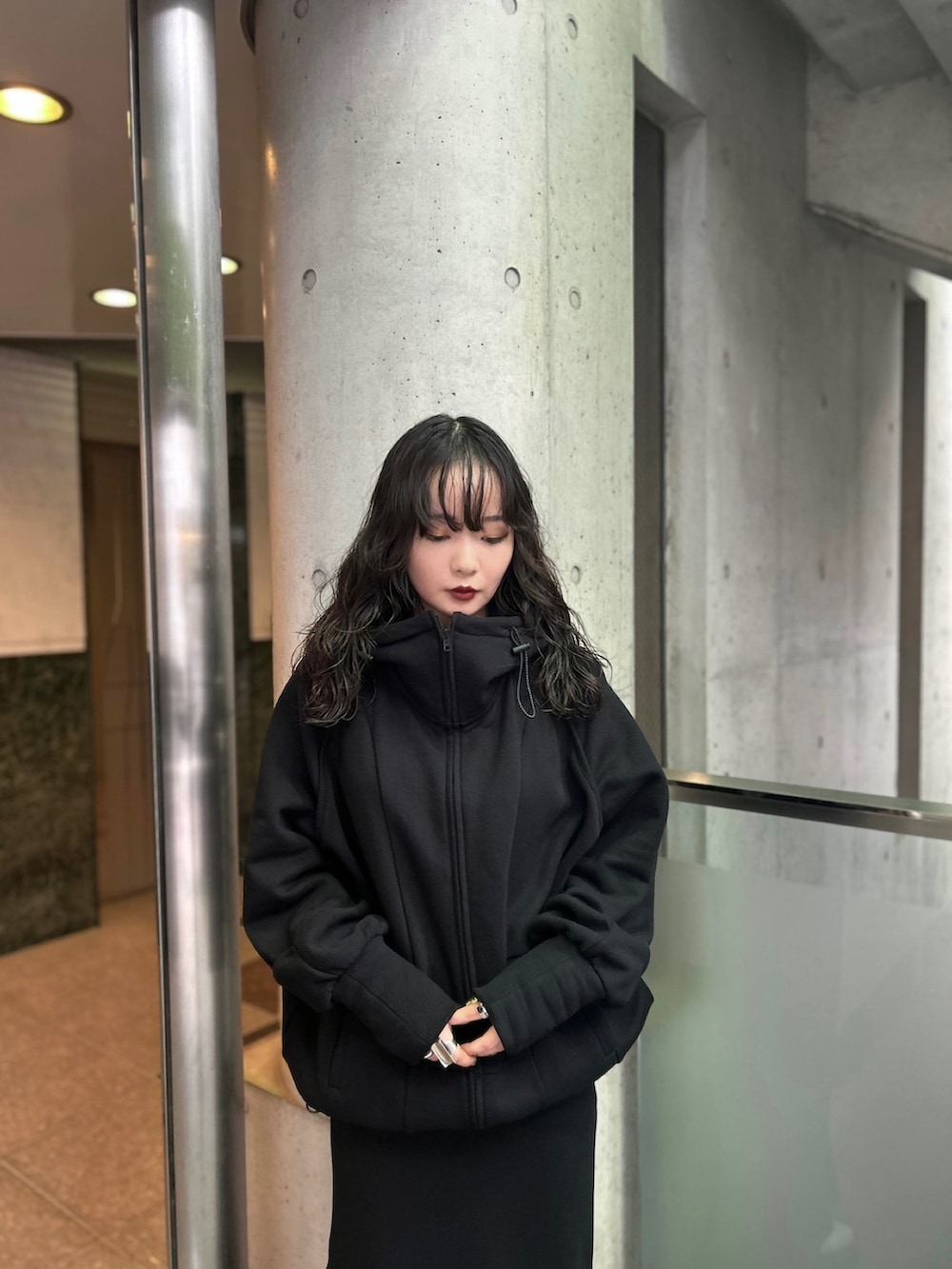 ブラック系のスカート、その他のブーツ、ブラック系のパーカーを着用したレディースの秋コーディネートの3枚目の写真