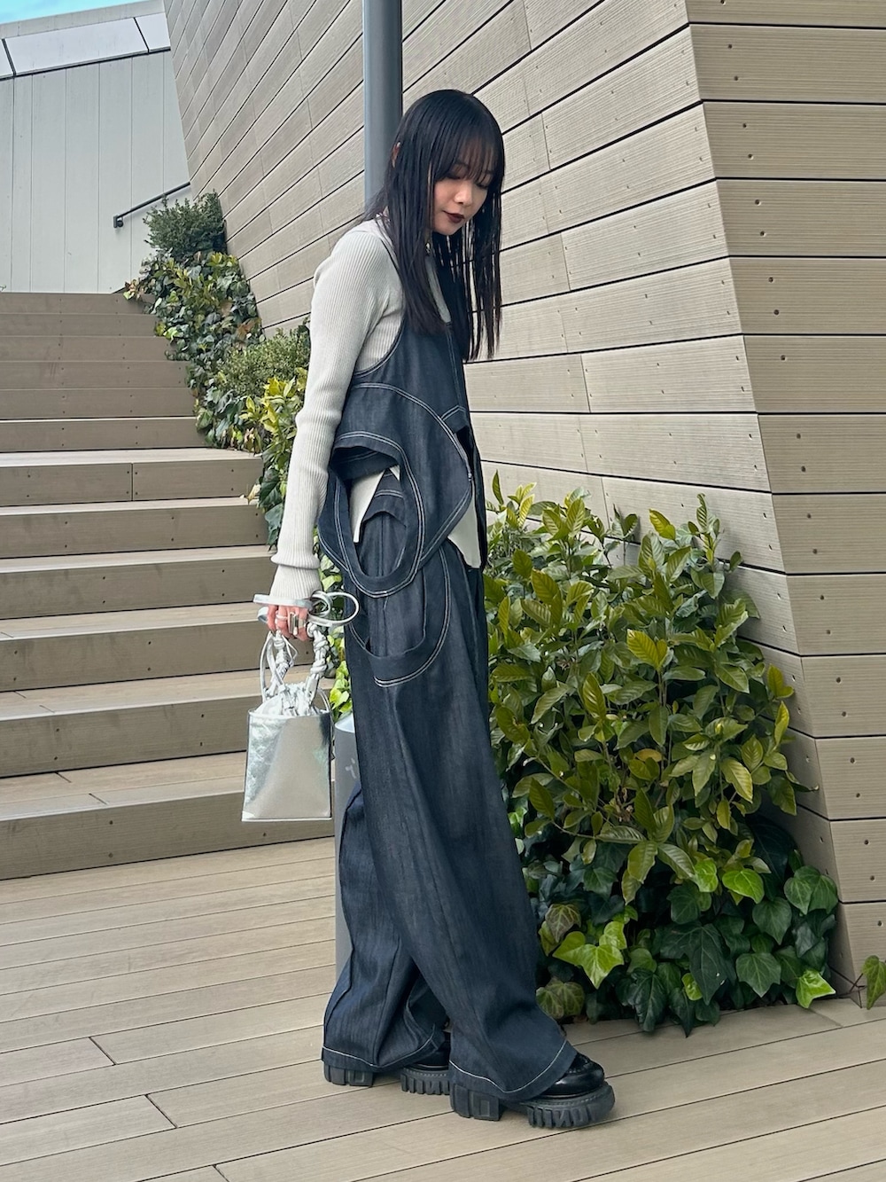 ブルー系のキャミソール、ブルー系のその他パンツ、シルバー系のショルダーバッグを着用したレディースの冬コーディネートの2枚目の写真