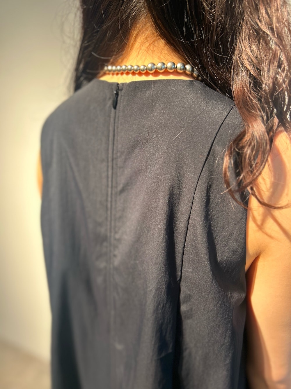 ブラック系のワンピース、グリーン系のトートバッグ、その他のサンダルを着用したレディースの夏コーディネートの7枚目の写真