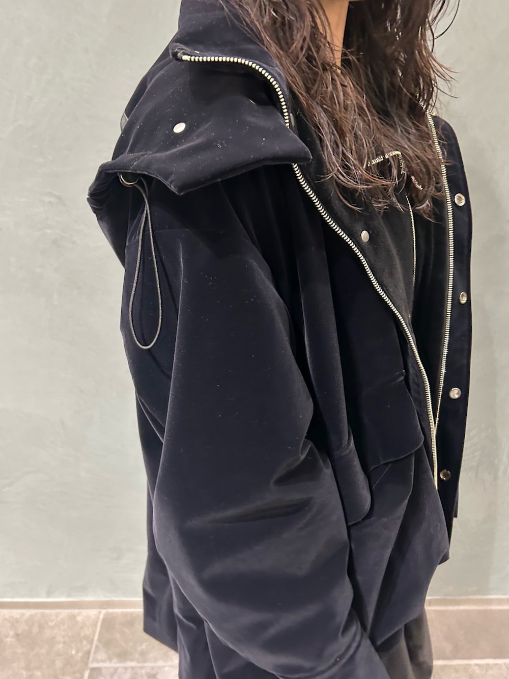 ブラック系のその他アウター、ブラック系のニット/セーター、ブラック系のスカートを着用したレディースの秋コーディネートの7枚目の写真