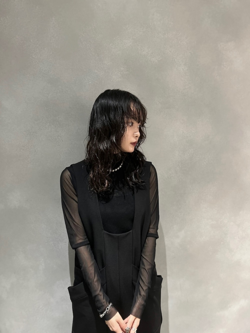 ブラック系のTシャツ/カットソー、ブラック系のつなぎ/オールインワン、ブラック系のローファーを着用したレディースの秋コーディネートの2枚目の写真