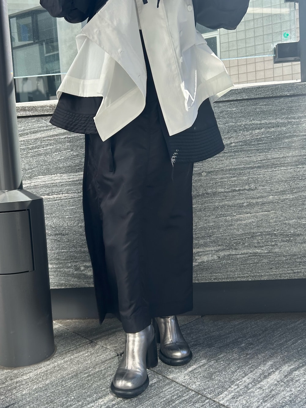 ホワイト系のシャツ/ブラウス、ブラック系のMA-1、ブラック系のスカートを着用したレディースの冬コーディネートの9枚目の写真