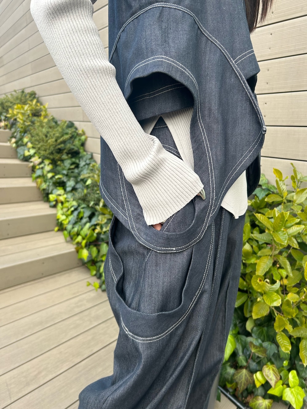 ブルー系のキャミソール、ブルー系のその他パンツ、シルバー系のショルダーバッグを着用したレディースの冬コーディネートの6枚目の写真