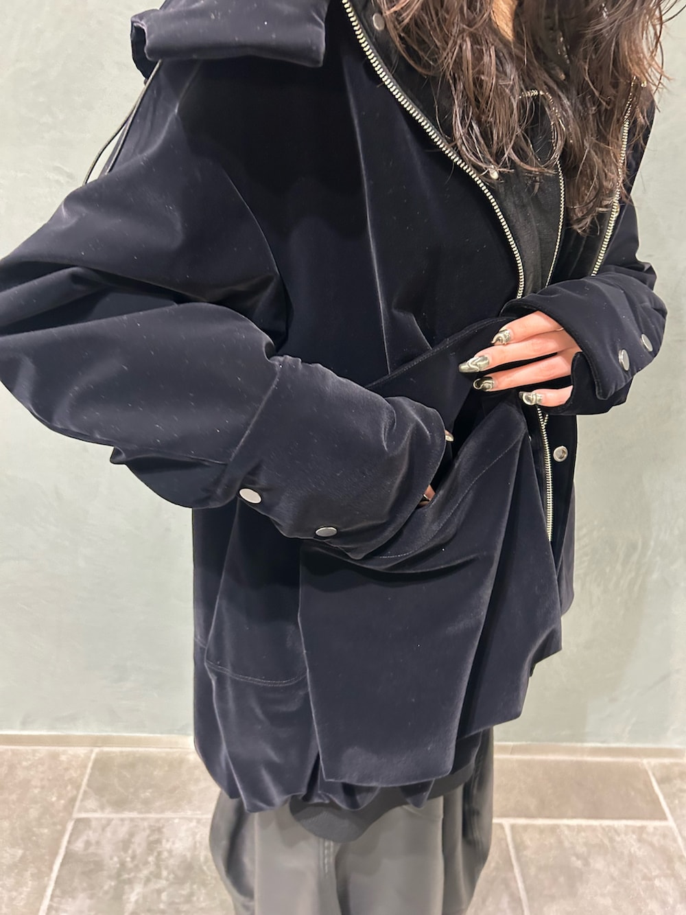 ブラック系のその他アウター、ブラック系のニット/セーター、ブラック系のスカートを着用したレディースの秋コーディネートの8枚目の写真