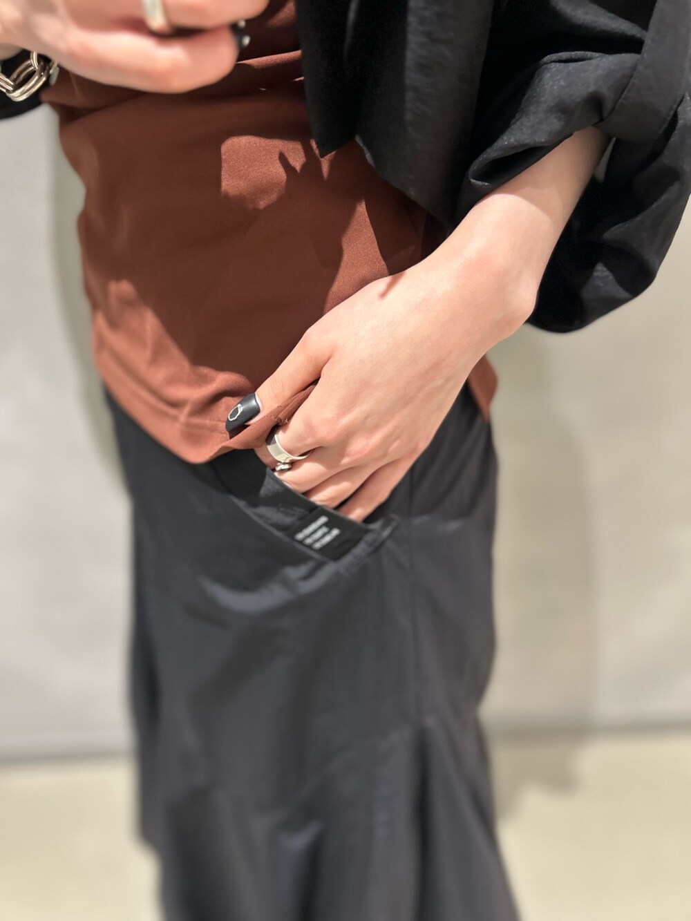 ブラック系のシャツ/ブラウス、ブラウン系のキャミソール、ブラック系のスカートを着用したレディースの夏コーディネートの9枚目の写真