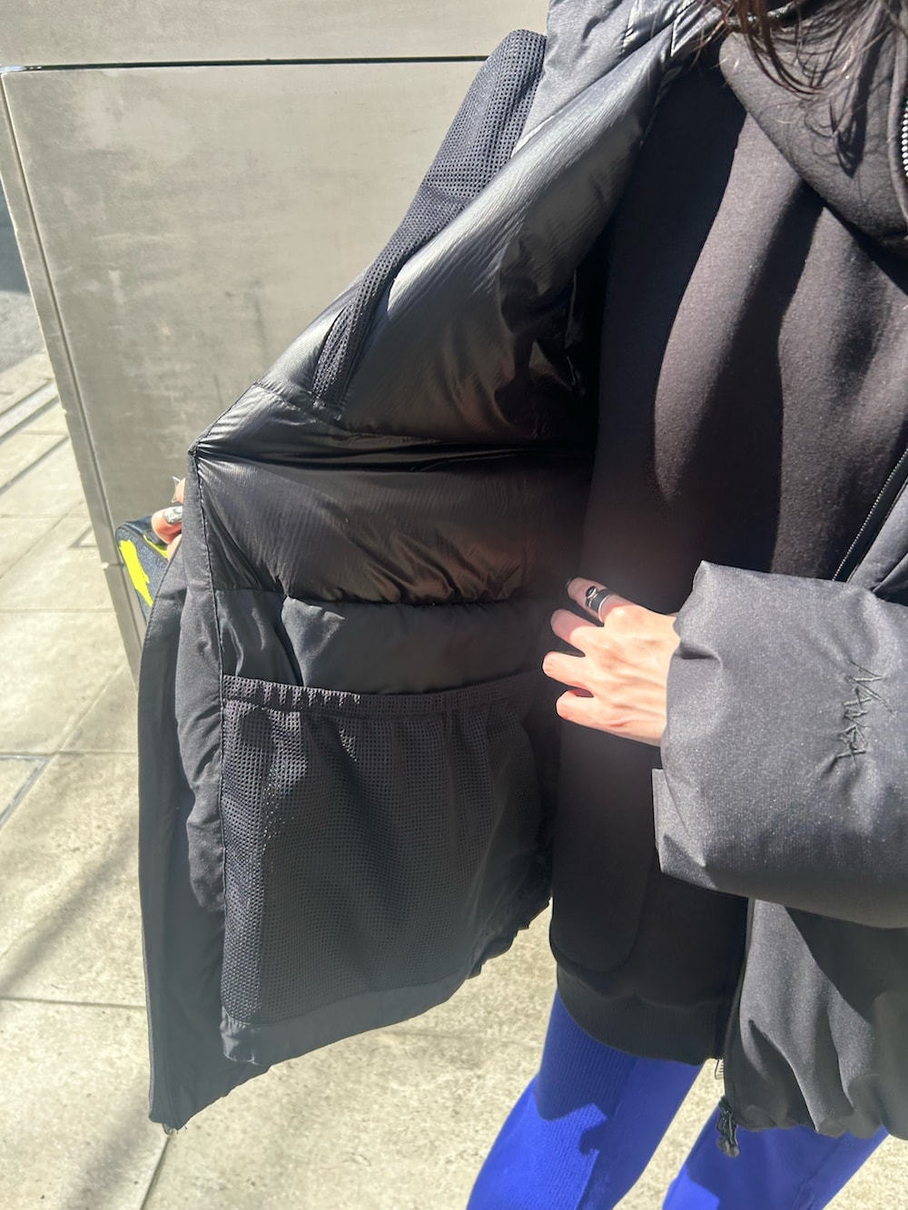 ブラック系のダウンジャケット/コート、ブラック系のブーツを着用したレディースの秋コーディネートの8枚目の写真