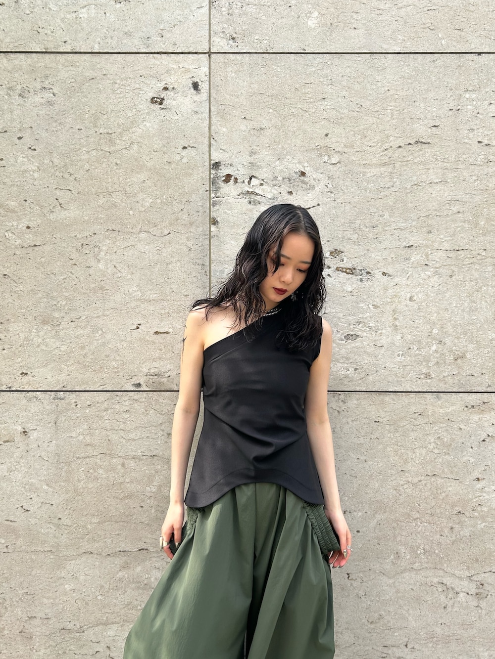 ブラック系のTシャツ/カットソー、グリーン系のその他パンツ、シルバー系のネックレスを着用したレディースの春コーディネートの3枚目の写真