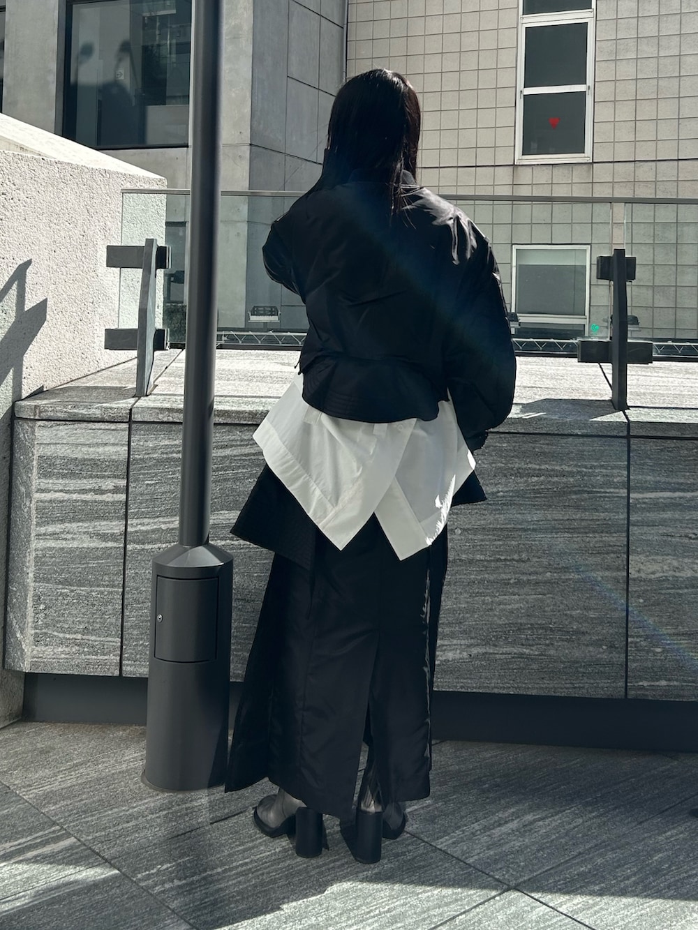 ホワイト系のシャツ/ブラウス、ブラック系のMA-1、ブラック系のスカートを着用したレディースの冬コーディネートの3枚目の写真