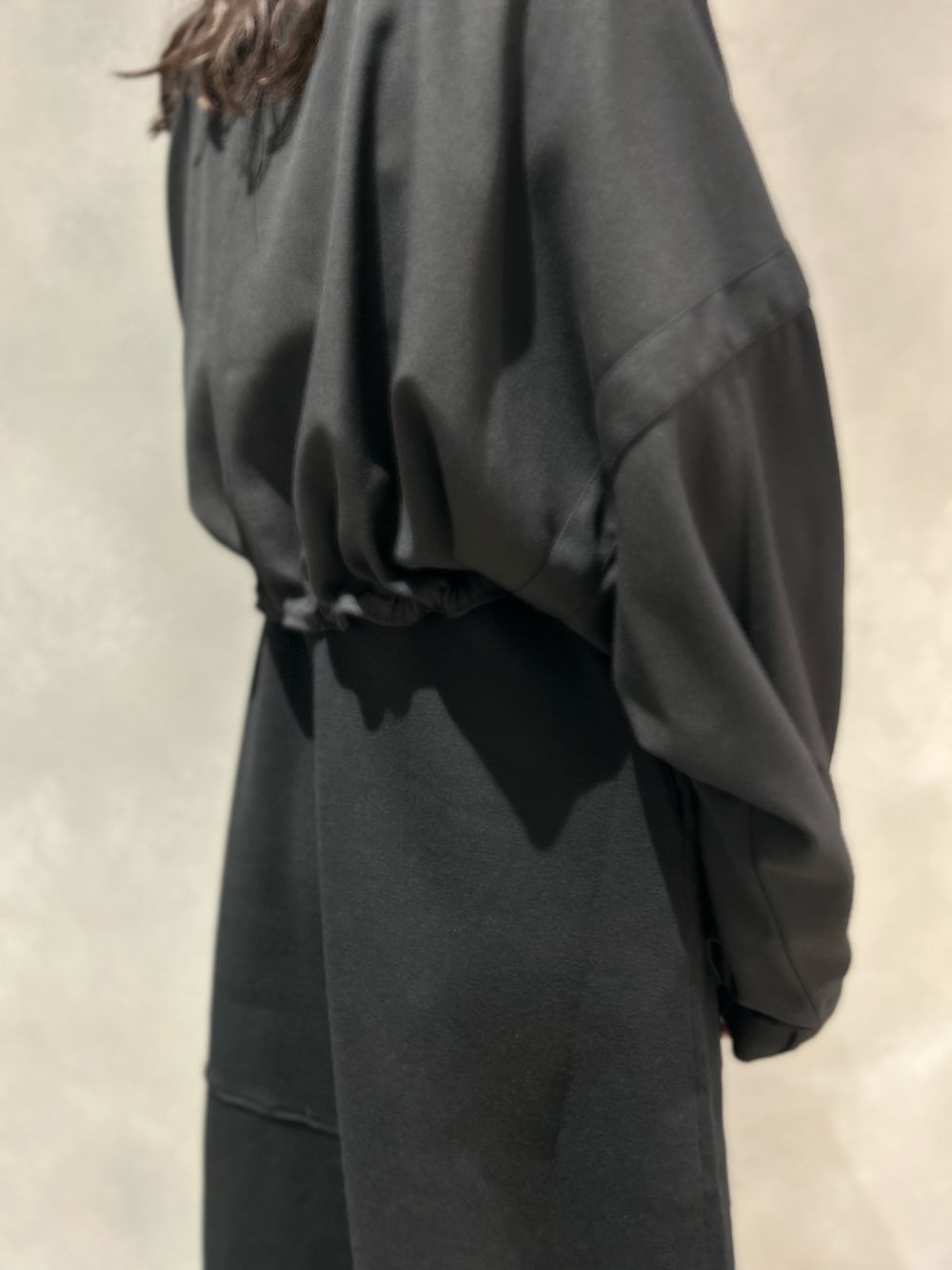 ブラック系のブルゾン、ブラック系のワンピース、その他のブーツを着用したレディースの秋コーディネートの7枚目の写真