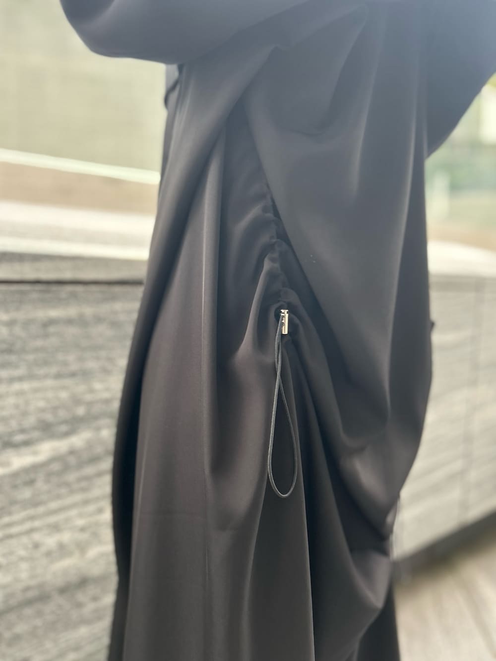 ブラック系のワンピース、ブラック系のテーラードジャケット、シルバー系のブーツを着用したレディースの春コーディネートの8枚目の写真