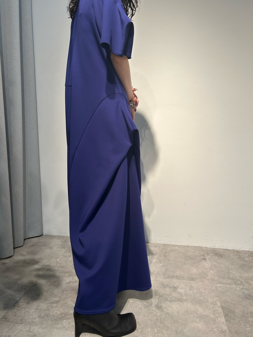 ブルー系のワンピース、ブラック系のブーツを着用したレディースの夏コーディネートの3枚目の写真